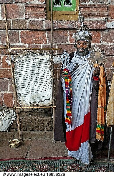 Porträt eines äthiopisch-orthodoxen Priesters mit einem Kreuz in der Höhlenkirche Nakuto Lab  Amhara-Region  Lalibela  Äthiopien.