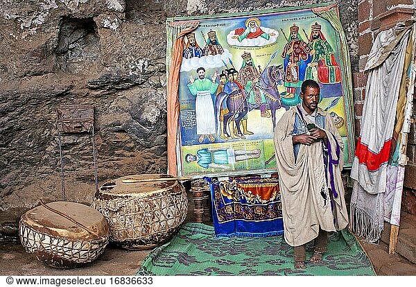 Porträt eines äthiopisch-orthodoxen Priesters mit einem Kreuz in der Höhlenkirche Nakuto Lab  Amhara-Region  Lalibela  Äthiopien.