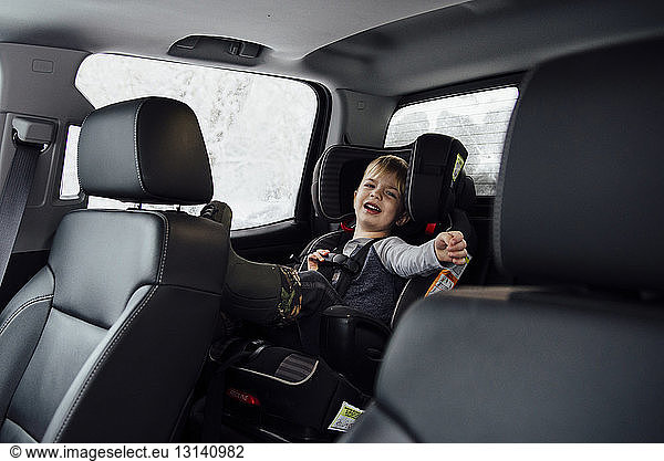 Porträt eines weinenden Jungen  der auf einem Fahrzeugsitz sitzt