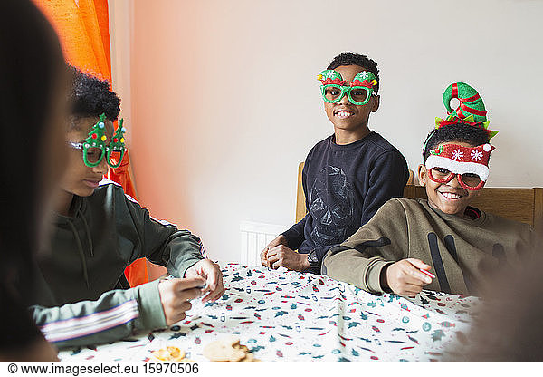 Porträt festliche Brüder mit Weihnachtsbrille