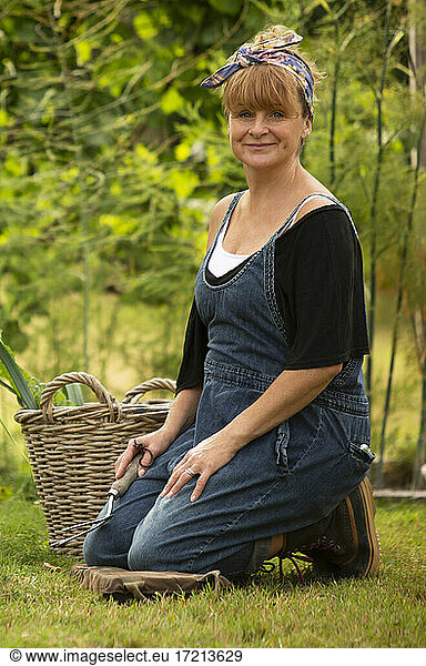 Porträt glückliche Frau Gartenarbeit im Hinterhof