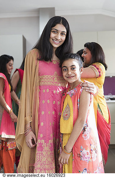 Porträt glückliche indische Schwestern in Saris
