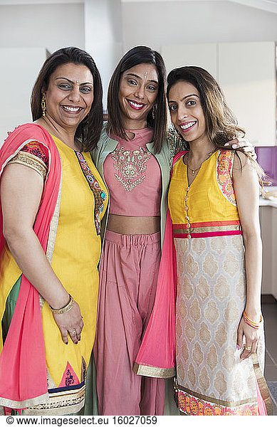 Porträt glückliche indische Schwestern in Saris