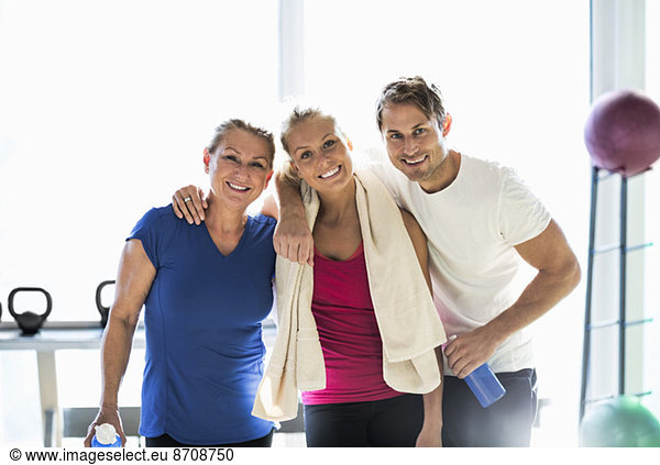 Porträt glücklicher Freunde im Fitnessstudio