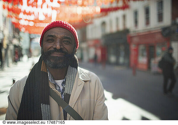 Porträt glücklicher gut aussehender Mann auf sonniger Stadtstraße