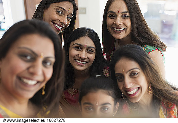 Porträt glücklicher indischer Frauen mit gebundenen Stirnschmuckstücken