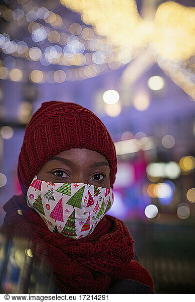 Porträt junge Frau in Weihnachten Gesichtsmaske in der Stadt in der Nacht