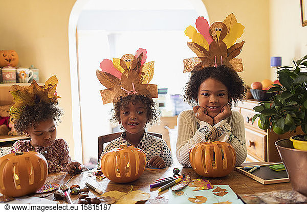 Porträt niedlichen Bruder und Schwestern machen Herbst Handwerk am Tisch