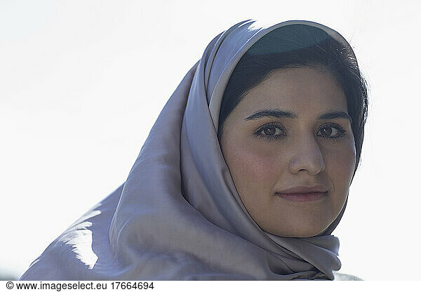 Porträt schöne junge muslimische Frau im Hidschab