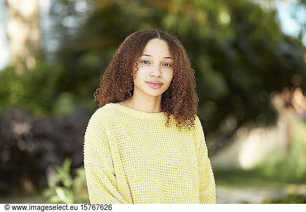 Porträt selbstbewusste junge Frau in gelbem Pullover