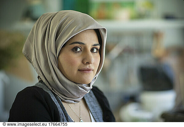 Porträt selbstbewusste schöne junge muslimische Frau im Hidschab