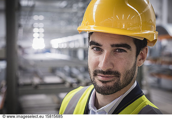 Porträt selbstbewusster männlicher Vorgesetzter in einer Fabrik