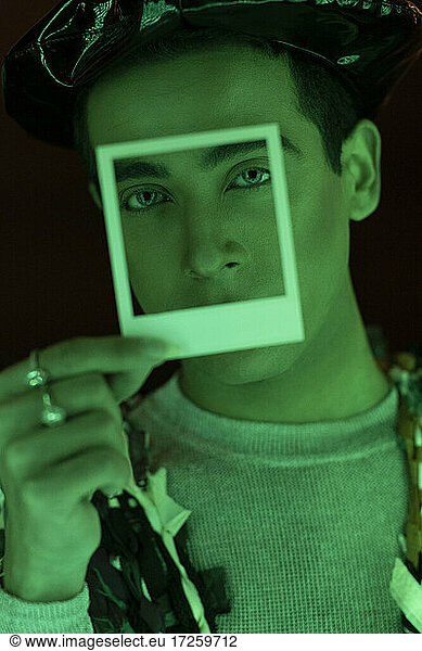 Porträt stilvoll gut aussehend Mann hält Polaroid über Gesicht