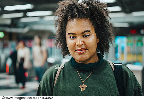 Porträt Studentin an U-Bahn-Station