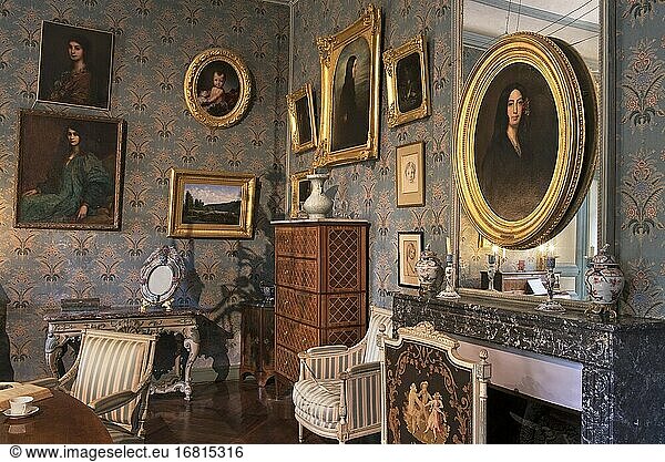 Porträt von George Sand (rechts) im großen Salon des Hauses von George Sand  Nohant-Vic  Departement Indre  Historische Provinz Berry  Region Centre-Val de Loire  Frankreich.