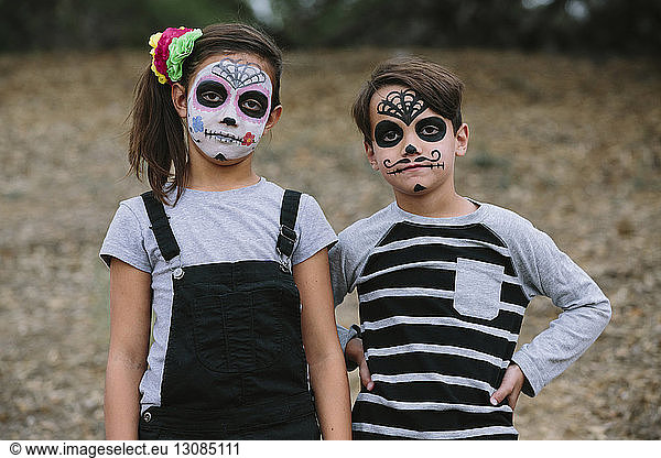 Porträt von Geschwistern mit Gesichtsbemalung an Halloween