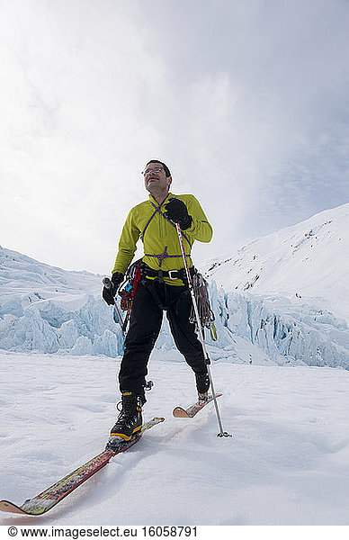 Porträt von Jeff Benowitz  geschossen vor dem Portage Glacier  Süd-Zentral-Alaska  Winter