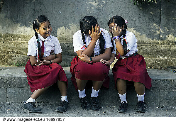 Porträt von Schulmädchen in Uniform  Bali  Indonesien
