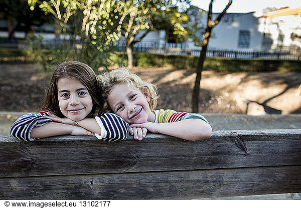 Porträt von Schwestern auf einer Parkbank sitzend