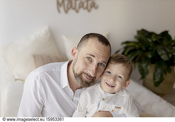 Porträt von Vater und kleinem Sohn Kopf an Kopf