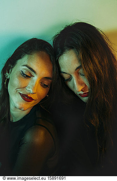 Porträt von zwei jungen Frauen Kopf an Kopf