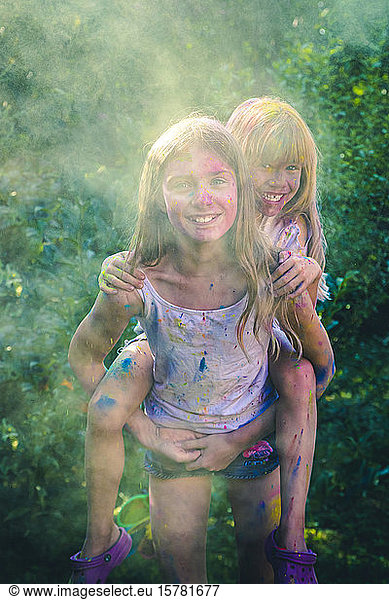 Porträt von zwei Mädchen  die das Fest der Farben feiern