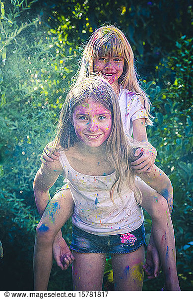 Porträt von zwei Mädchen  die das Fest der Farben feiern