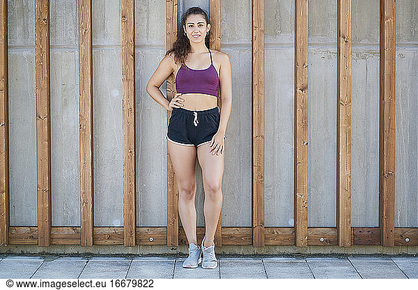 Porträtansicht einer Frau in lila Sportkleidung