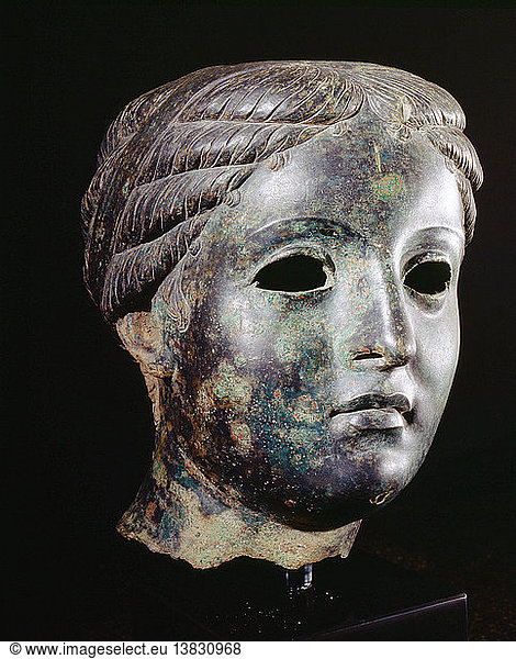 Porträtkopf der Königin Arsinoe III. Sie gehörte zu einer Reihe von makedonischen Herrschern  die nach dem Tod Alexanders des Großen in Ägypten regierten. Ihre Frisur spiegelt die Mode der damaligen Zeit wider. Ägypten. Hellenistisch. 235 204 V. CHR.