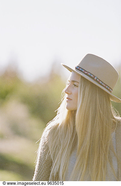Portrait blond Frau lang langes langer lange Obstgarten Apfel Haar