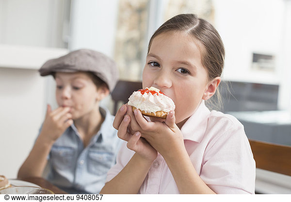Portrait braunhaarig Kuchen essen essend isst Mädchen