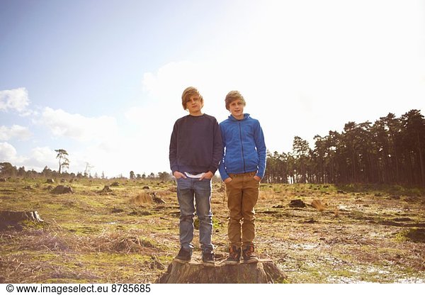 Portrait der Zwillingsbrüder auf der Waldlichtung