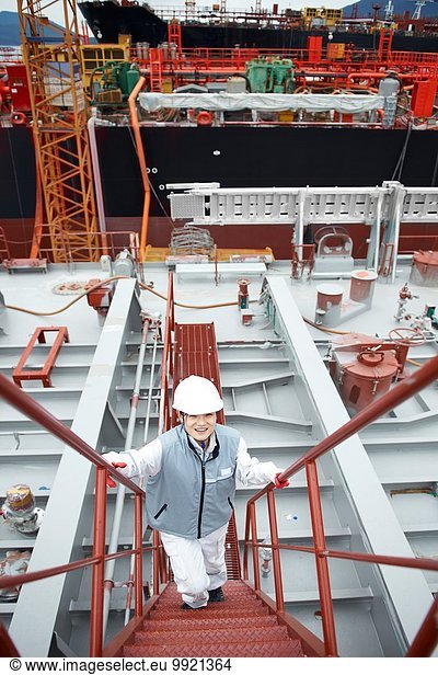 Portrait des Arbeiters auf der Treppe im Seehafen  erhöhte Ansicht  GoSeong-gun  Südkorea