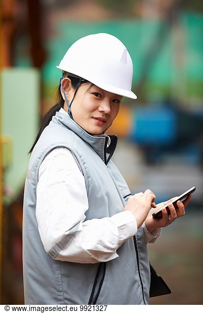 Portrait des Arbeiters mit Smartphone auf der Werft  GoSeong-gun  Südkorea