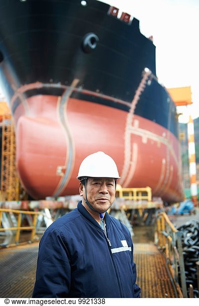 Portrait des männlichen Arbeiters auf der Werft  GoSeong-gun  Südkorea