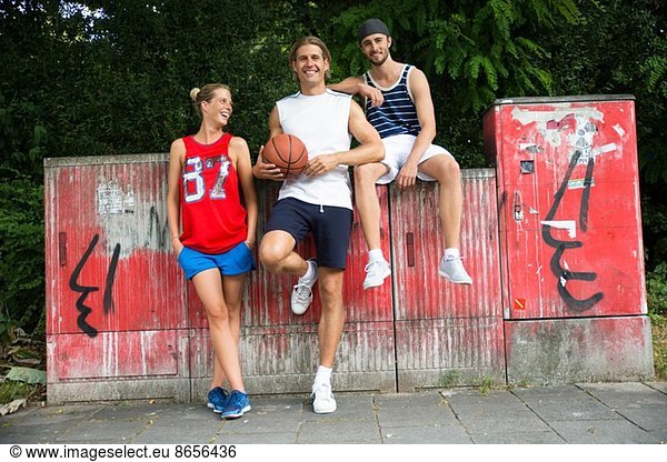 Portrait einer kleinen Gruppe von Basketballspielern