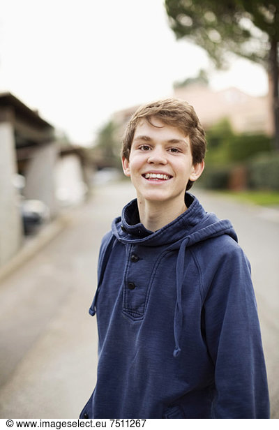 Portrait eines glücklichen Jungen  der auf der Straße steht