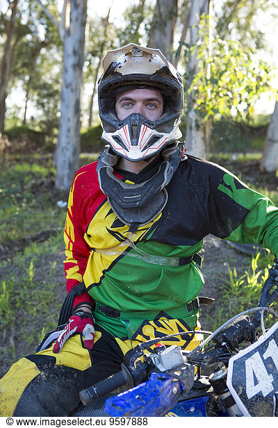 Portrait eines jungen männlichen Motocross-Fahrers im Wald