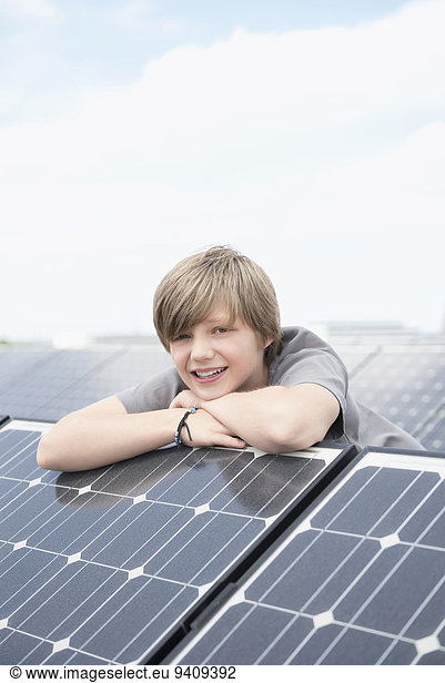 Portrait Energie energiegeladen Junge - Person jung Sonnenkollektor Sonnenenergie Tisch