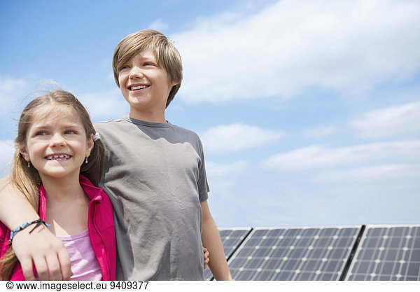 Portrait Energie energiegeladen lächeln Bruder Schwester Sonnenenergie