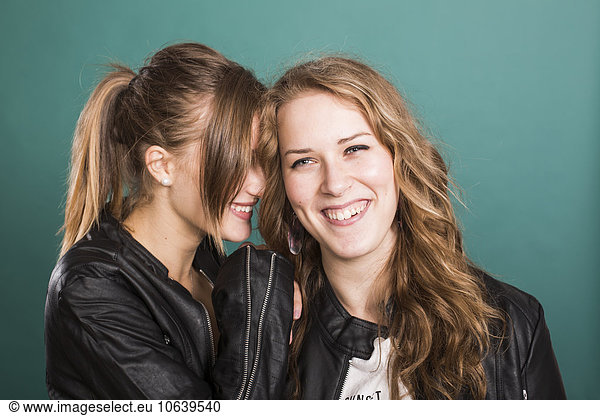 Portrait Fröhlichkeit Schwester Modell grün Hintergrund jung Mode