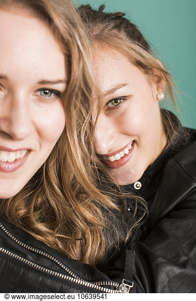Portrait Fröhlichkeit Schwester Modell grün Hintergrund Mode