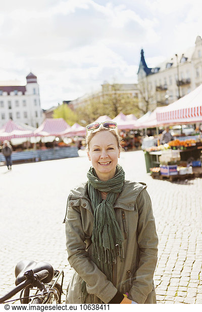 Portrait Frau Fröhlichkeit reifer Erwachsene reife Erwachsene Markt