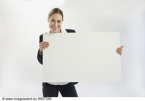 Portrait Geschäftsfrau lächeln halten schwarz Reklameschild unbeschrieben