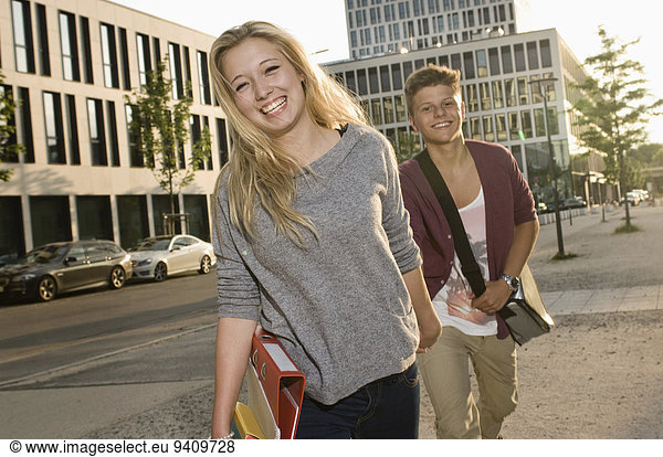Portrait Jugendlicher lächeln ankommen Schule (Einrichtung)