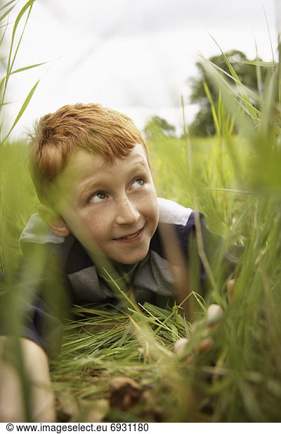 Portrait  Junge - Person  aufspüren  lang  langes  langer  lange  Gras  nachsehen