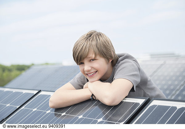 Portrait Junge - Person Close-up Tisch Photovoltaik