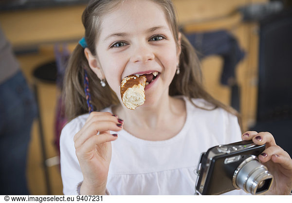 Portrait lächeln Brezel essen essend isst Mädchen