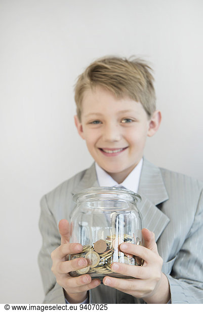 Portrait lächeln Junge - Person halten Bank Kreditinstitut Banken