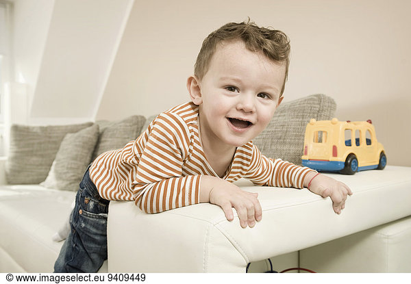 Portrait lächeln Junge - Person Spielzeug spielen